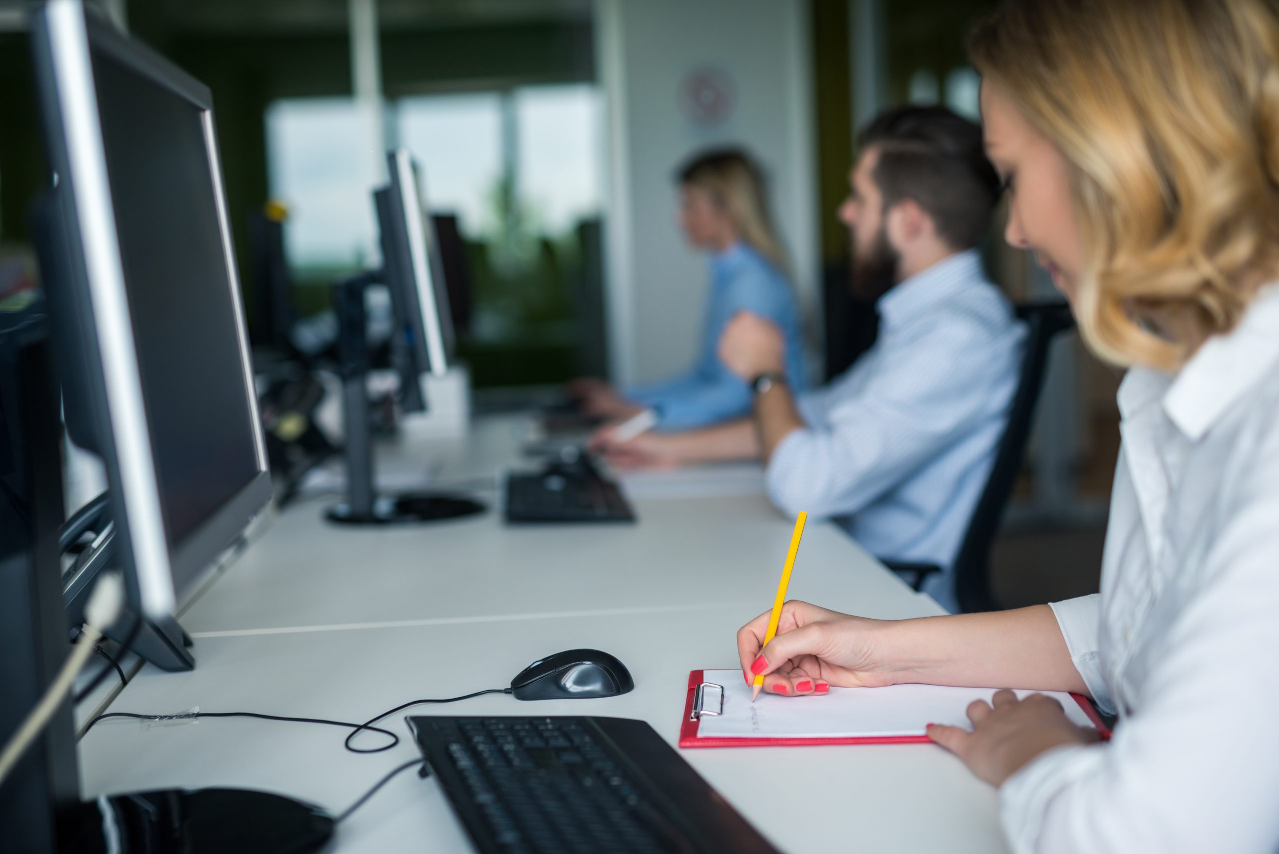 Colegas trabalham em um escritório no trabalho.